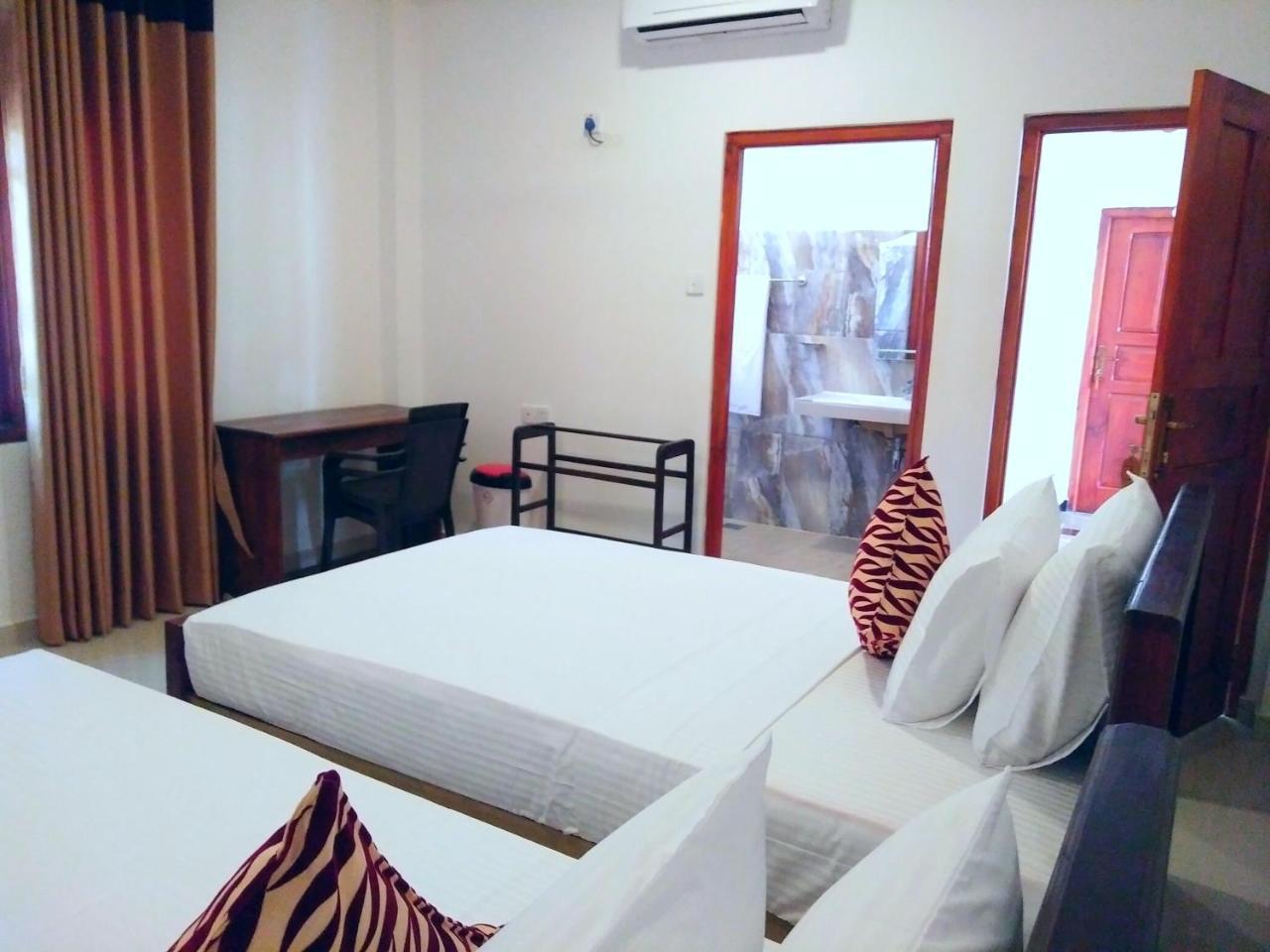 Ocean Bay Surf Resort Weligama Bagian luar foto