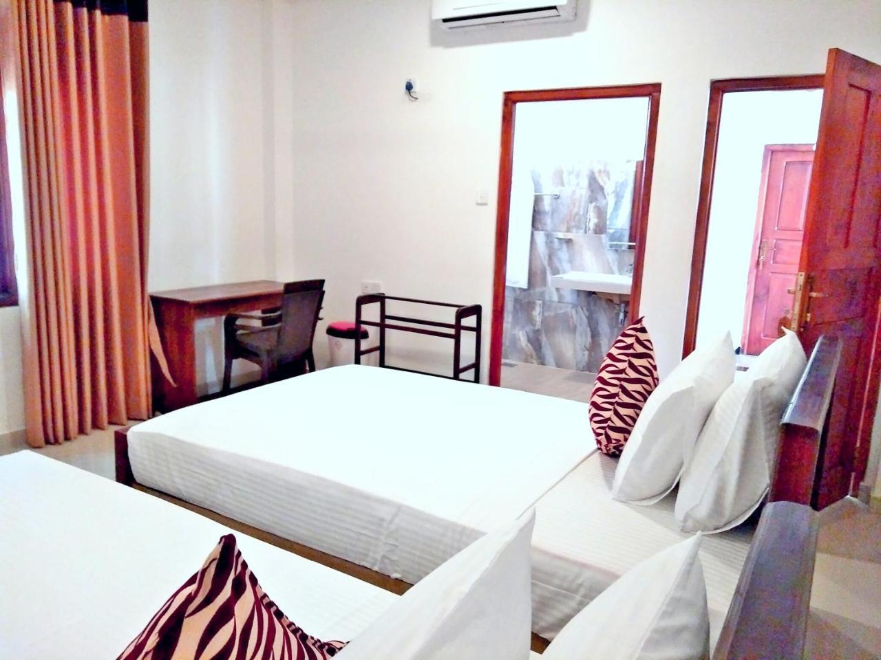 Ocean Bay Surf Resort Weligama Bagian luar foto