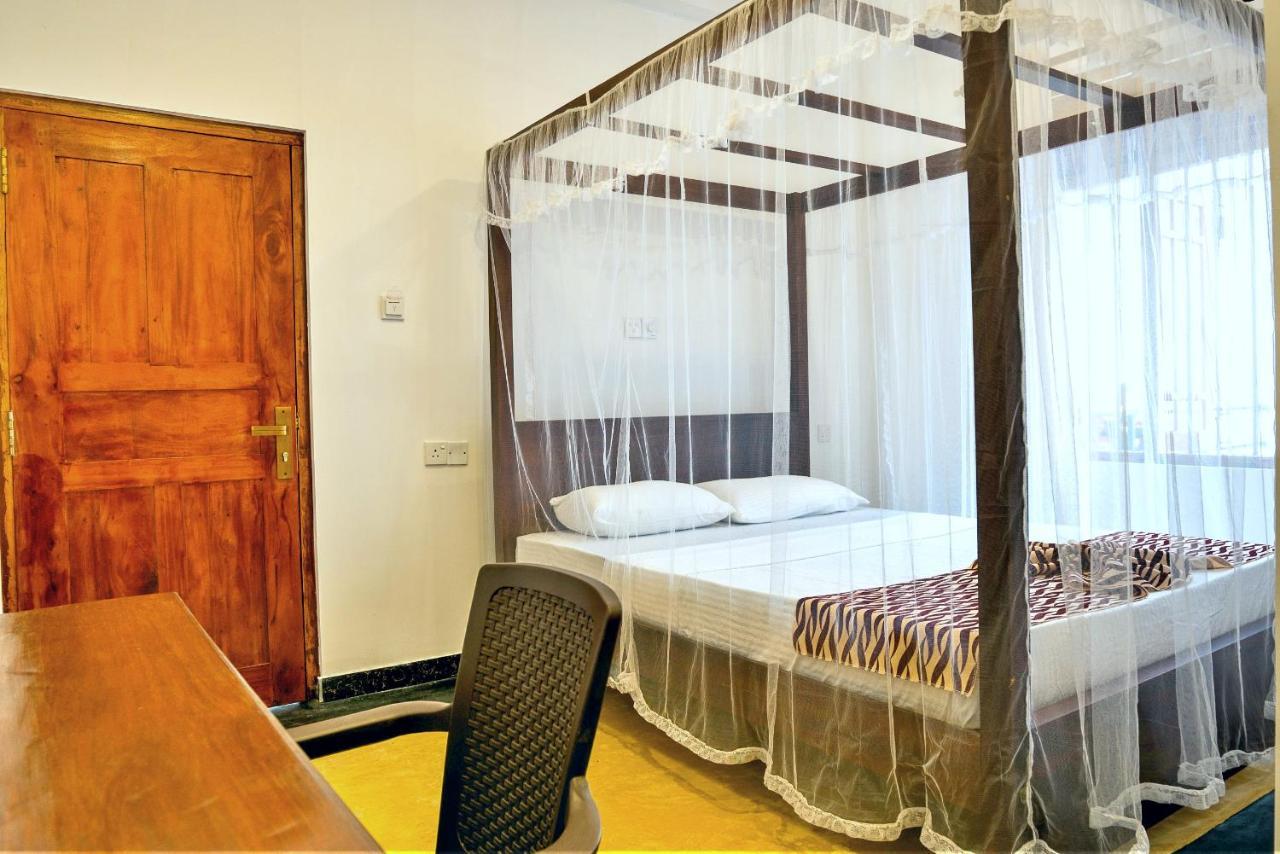 Ocean Bay Surf Resort Weligama Bagian luar foto