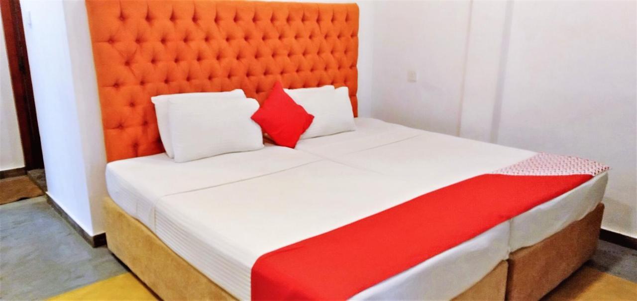 Ocean Bay Surf Resort Weligama Bagian luar foto